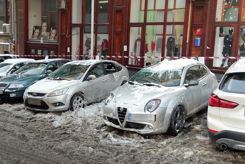 Masini lovite de gheata pe Calea Victoriei, Foto: Hotnews