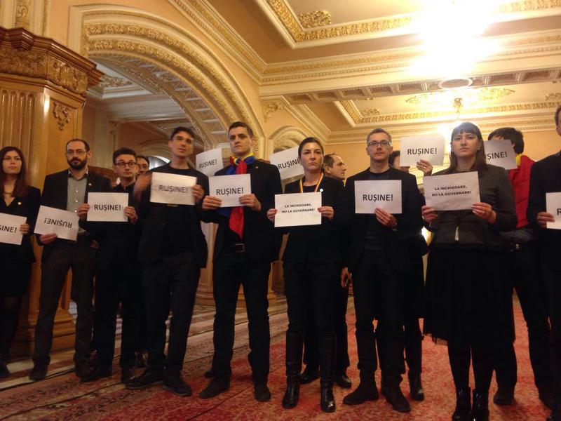 Parlamentari USR protesteaza fata de Florin Iordache, Foto: Hotnews