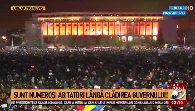 Sunt numerosi agitatori langa cladirea guvernului, Foto: captura Antena 3