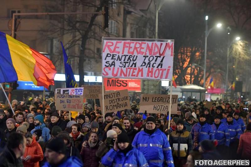 Mars spre Palatul Victoria, supravegheat de jandarmi, Foto: AGERPRES