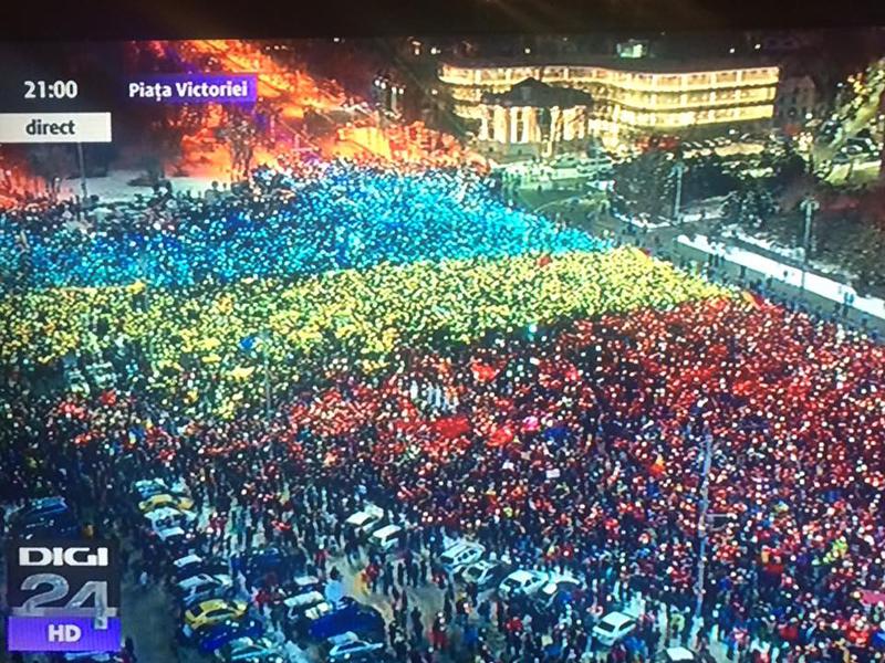 Tricolorul in Piata Victoriei, Foto: Captura Digi 24