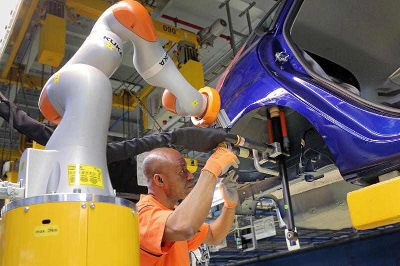 Oameni si roboti, Foto: Ford