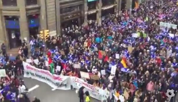 Mars pentru primirea refugiatilor, la Barcelona, Foto: Captura YouTube