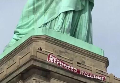 Banner pe Statuia Libertatii, Foto: Captura YouTube