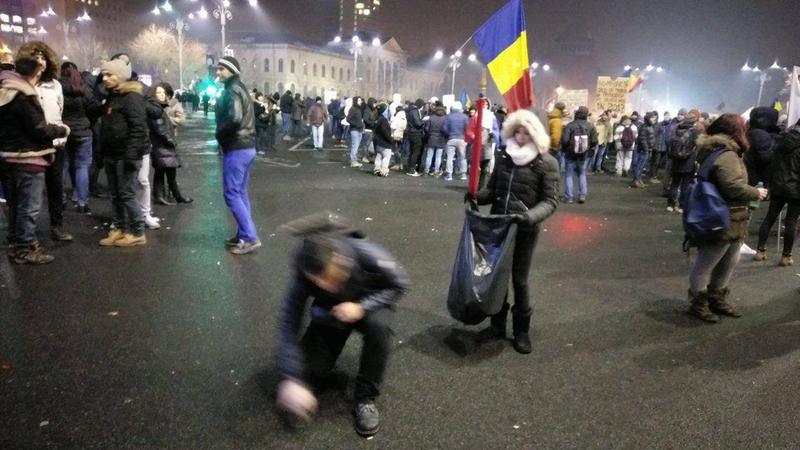 Piata Victoriei: curatenie la locul de munca, Foto: HotNews.ro / Victor Cozmei