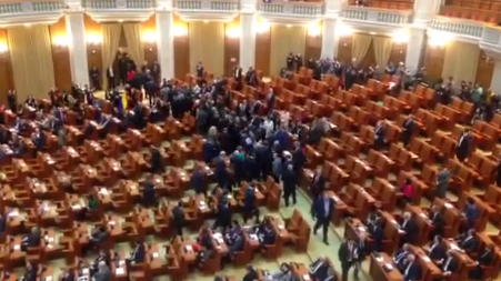 Plecarea parlamentarilor PSD din plen, Foto: Hotnews