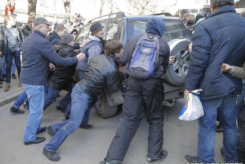 Protestatarii din Moscova incercand sa blocheze duba politiei in care a fost urcat Navalny, Foto: AGERPRES