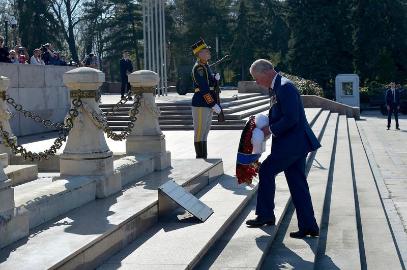 Printul Charles la Mormantul Ostasului Necunoscut, Foto: Mihai Poziumschi / Agerpres