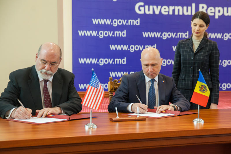 Premierul moldovean Pavel Filip a semnat un acord cu o firma americana de explorare, Foto: gov.md
