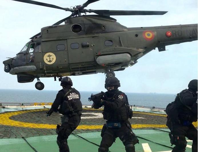 Exercitiu antitero pe platforma petroliera nr. 7, Foto: SRI