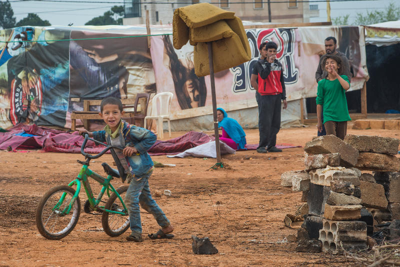 Copii se joac într-o tabr neoficial de refugiai undeva în Valea Bekaa, Foto: EU/ECHO/PeterBiro