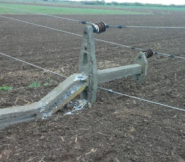 Stalp cazut dupa furtuna, Foto: Electrica