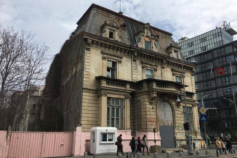 Fostul Casino Victoria vopsit in roz, Foto: Bogdan Oprea