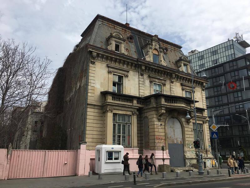 Fostul Casino Victoria vopsit in roz, Foto: Bogdan Oprea