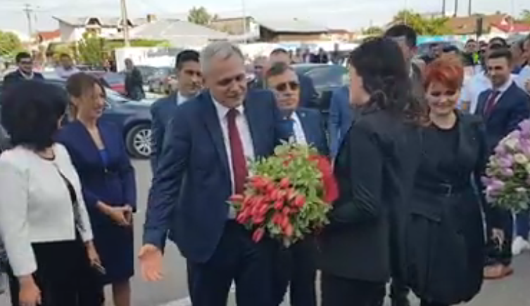 Liviu Dragnea primind flori, Foto: captura facebook