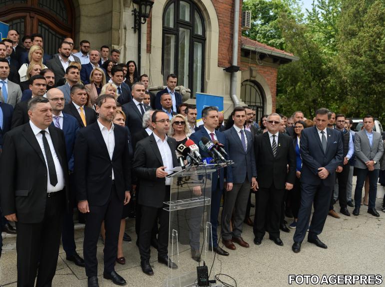 Cristian Busoi alaturi de sustinatori, Foto: Agerpres