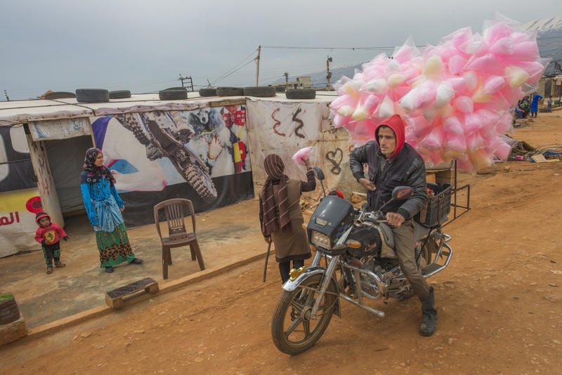 Motociclist intr-o tabara de refugiati din Valea Bekaa - Liban, Foto: EU/ECHO/PeterBiro
