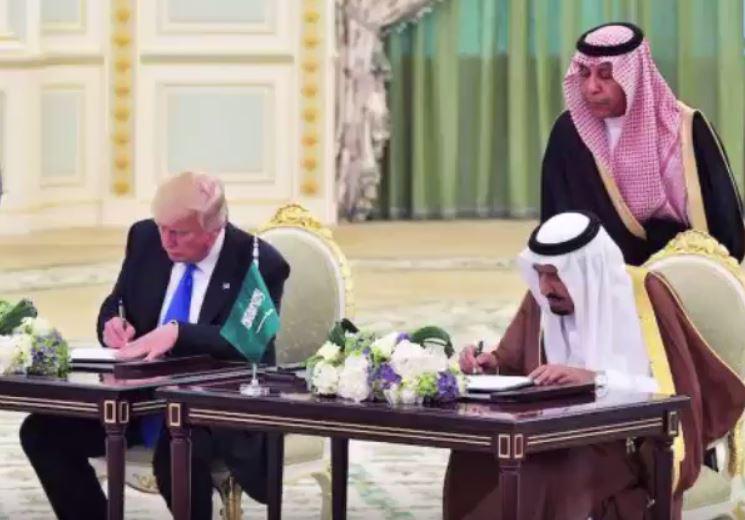 Trump semnand acorduri economice cu regele Salman, Foto: Captura YouTube