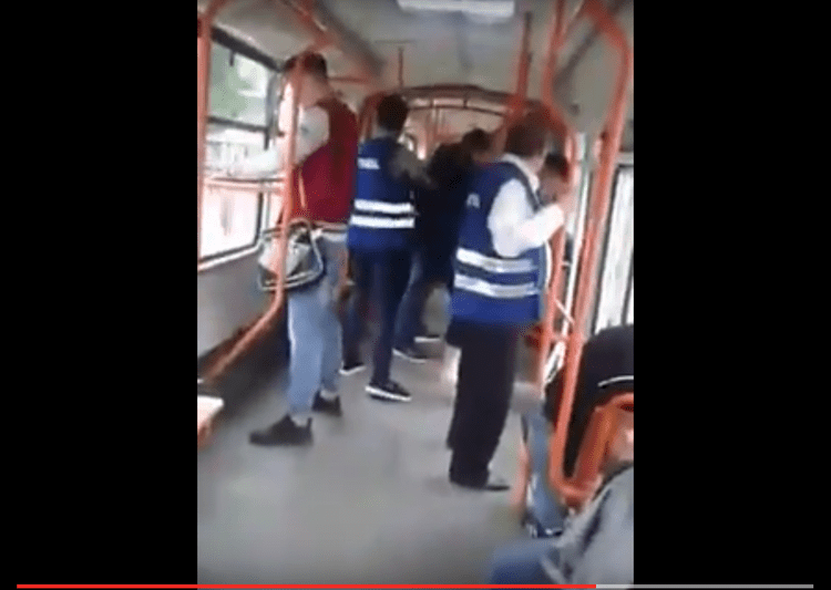 Tanar bruscat de controlori in tramvaiul 11, Foto: Captura YouTube