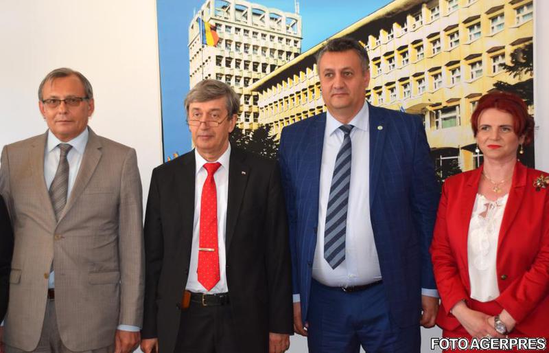 Vizita ambasadorului rus Valery Kuzmin (ctr. stg.) la Targoviste, Foto: Agerpres