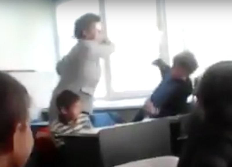 Invatatoare care isi bate elevii, Foto: Captura Ziarul de Iasi