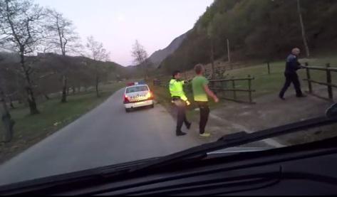 Turistii finlandezi si politistii romani, Foto: Captura YouTube
