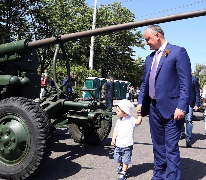 Dodon a scos in centrul Chisinaului tehnica militara sovietica, Foto: Facebook / Igor Dodon