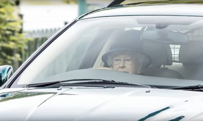 Elisabeta a II-a, vazuta la volanul Jaguarului ei, Foto: Captura YouTube