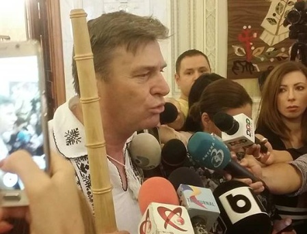 Liberalul Corneliu Olar, in costum popular la dezbaterea motiunii, Foto: Hotnews