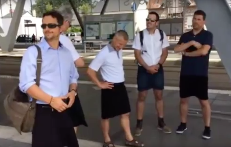 Soferi de autobuz in fuste, Foto: Captura YouTube