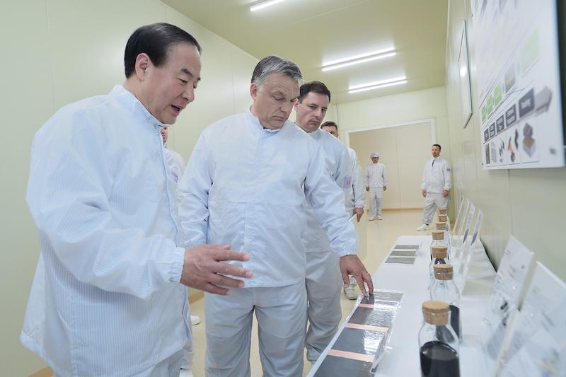 Presedintele Samsung SDI, Jun Young-hyun, si premierul Ungariei, Viktor Orban, Foto: Samsung