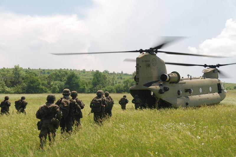 Militari polonezi urcand intr-un elicopter american Chinook in poligonul Cincu, Foto: NATO Force Integretation Unit Romania
