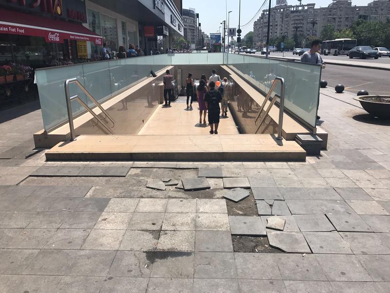 Pavaj stricat la iesirea din gura de metrou Unirii, Foto: Hotnews