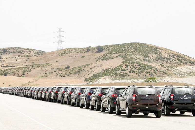 Masini Dacia si Renault in peisajul desertic de langa uzina din Tanger, Foto: Renault