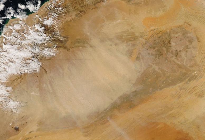 Furtuna de praf saharian, Foto: NASA Earth Observatory