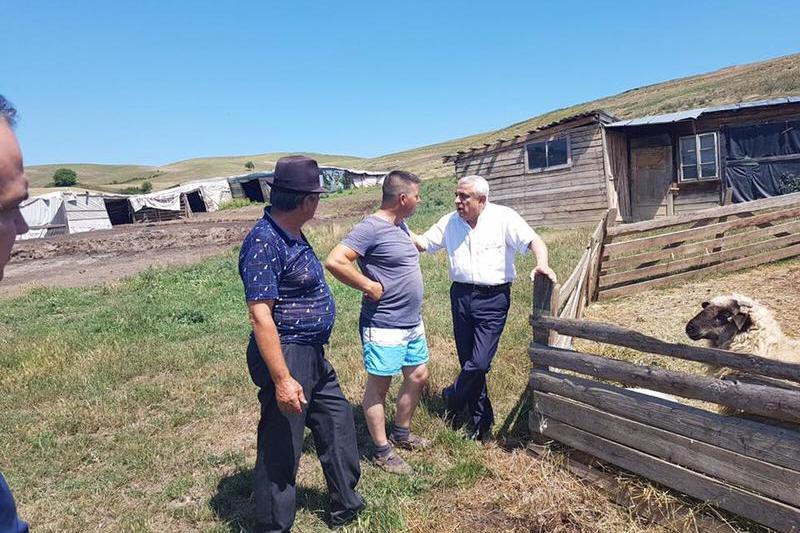 Petre Daea vorbind cu ciobani, Foto: Facebook / Ministerul Agriculturii