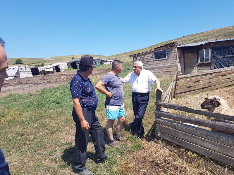 Petre Daea vorbind cu ciobani, Foto: Facebook / Ministerul Agriculturii