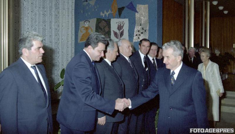 Tudor Postelnicu da mana cu Nicolae Ceausescu, Foto: AGERPRES