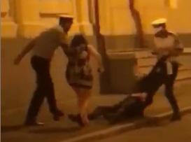 Medic tarat pe trotuar de politisti, Foto: Captura Facebook