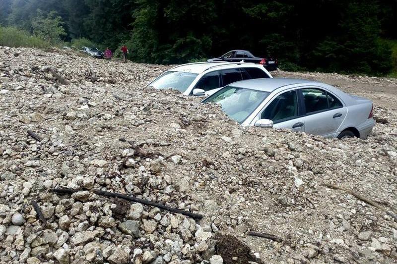 Masini ingropate de viitura in Zarnesti, Foto: Facebook/ ISU Brasov