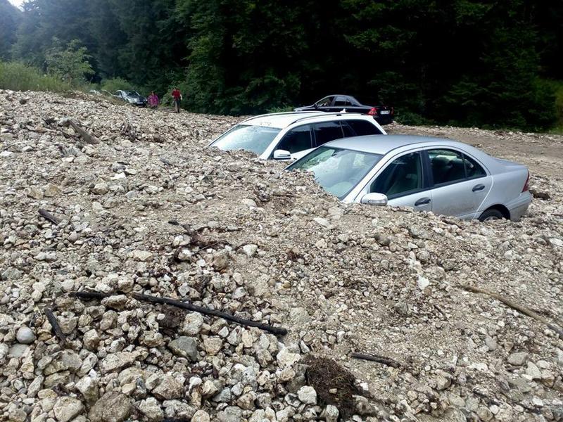 Masini ingropate de viitura in Zarnesti, Foto: Facebook/ ISU Brasov