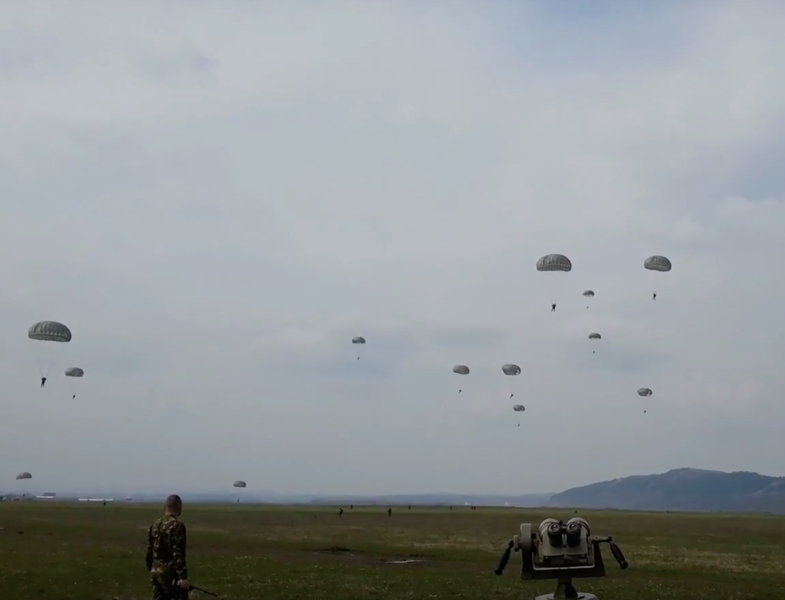 Exercitii militare de parasutare, Foto: Captura YouTube