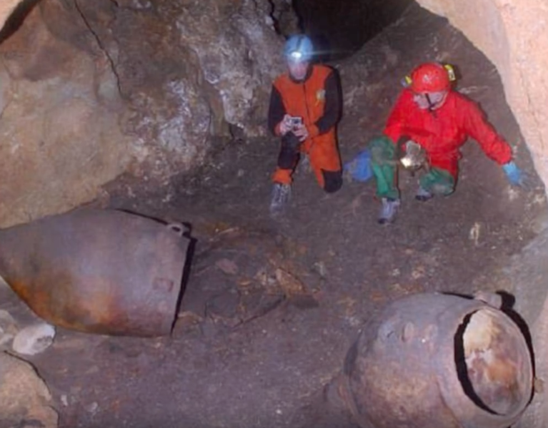 Vase din epoca tarzie a bronzului in care s-au gasit urme de vin, Foto: Captura YouTube