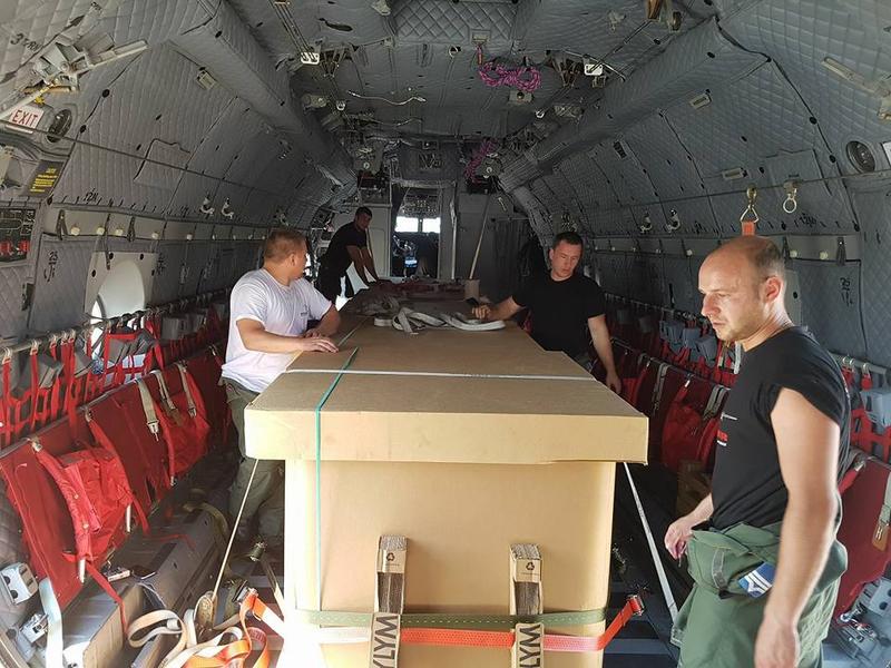 Containere cu apa incarcate in aeronava C-27J Spartan, Foto: MApN