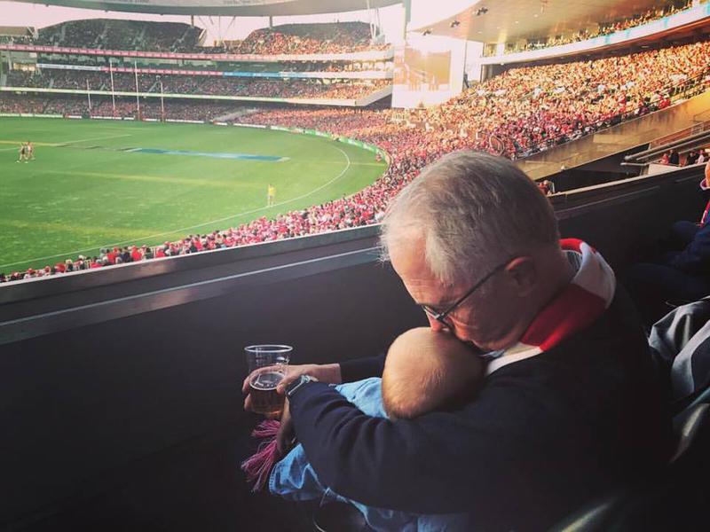 Premierul Turnbull la un meci de fotbal australian, Foto: Facebook / Malcolm Turnbull