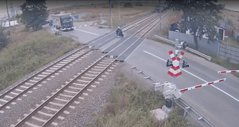 Motociclist in fata trenului, Foto: Captura YouTube