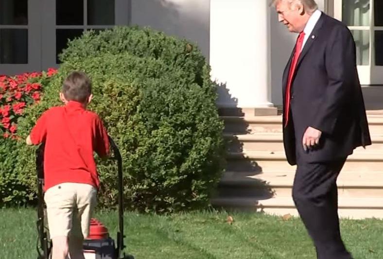 Un baietel de 11 ani a vrut sa tunda peluza Casei Albe, Foto: Captura YouTube