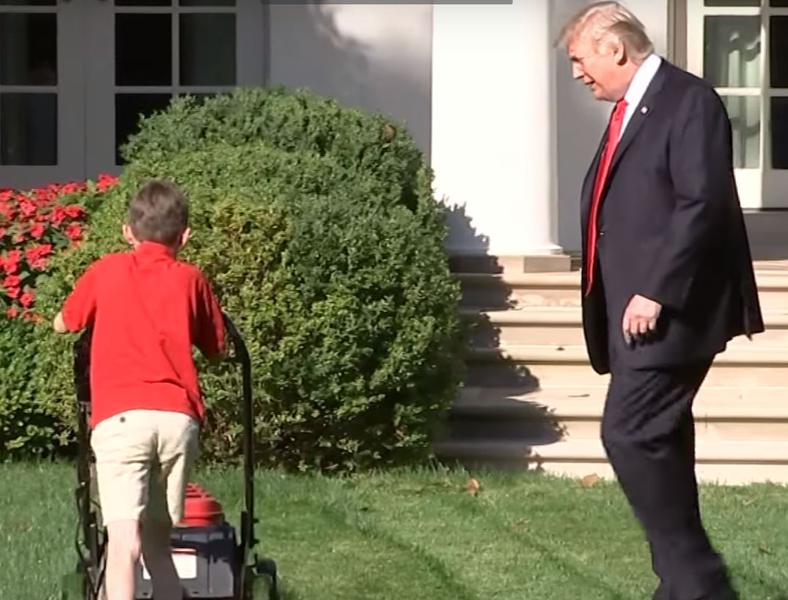 Un baietel de 11 ani a vrut sa tunda peluza Casei Albe, Foto: Captura YouTube