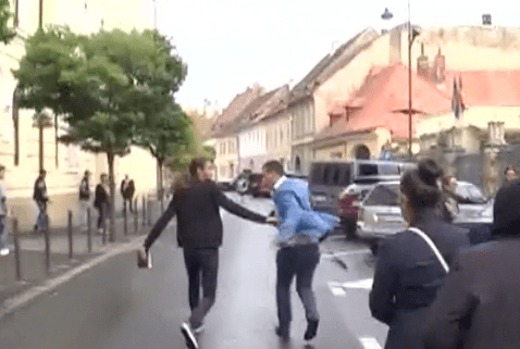 Sustinatorii lui Pomohaci ar fi agresat jurnalisti, Foto: captura Antena 3