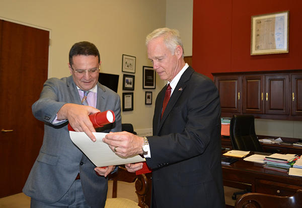 George Maior ii inmaneaza lui Ron Johnson Ordinul Steaua Romaniei, Foto: washington.mae.ro
